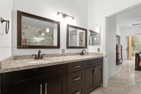 House in Pembroke Pines, Florida 3 bedrooms, 147.71 sq.m. № 1965490 - photo 24