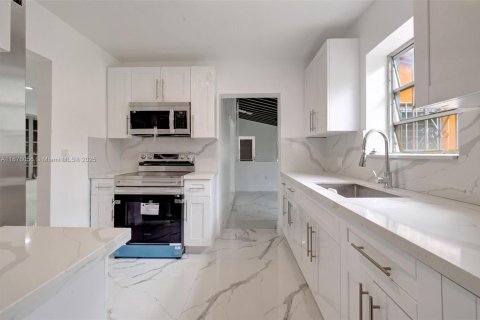 Casa en venta en El Portal, Florida, 3 dormitorios, 137.4 m2 № 1763358 - foto 5