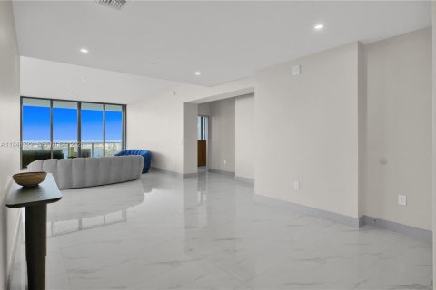 Condo in Miami, Florida, 4 bedrooms  № 2004952 - photo 19