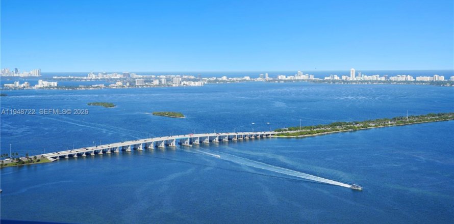 Condo in Miami, Florida, 4 bedrooms  № 2004952