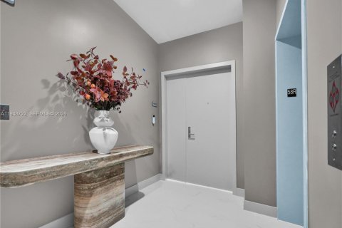 Condo in Miami, Florida, 4 bedrooms  № 2004952 - photo 10