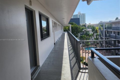 Condo in Miami, Florida, 2 bedrooms  № 1758710 - photo 15