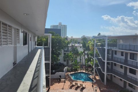 Condo in Miami, Florida, 2 bedrooms  № 1758710 - photo 16