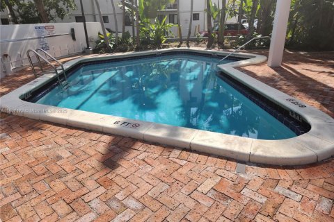 Condo in Miami, Florida, 2 bedrooms  № 1758710 - photo 7