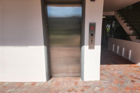 Condo in Miami, Florida, 2 bedrooms  № 1758710 - photo 10
