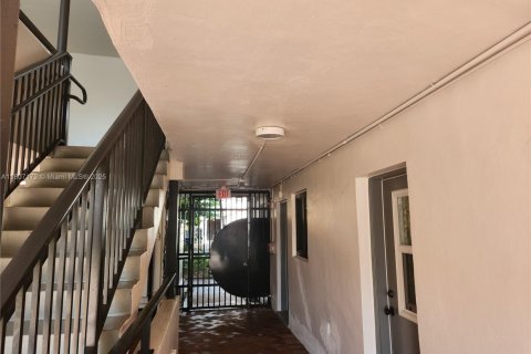 Condo in Miami, Florida, 2 bedrooms  № 1758710 - photo 11