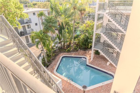 Condo in Miami, Florida, 2 bedrooms  № 1758710 - photo 1