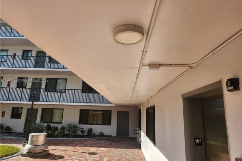 Condo in Miami, Florida, 2 bedrooms  № 1758710 - photo 12