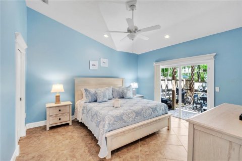 House in Holmes Beach, Florida 3 bedrooms, 144.18 sq.m. № 2116798 - photo 17