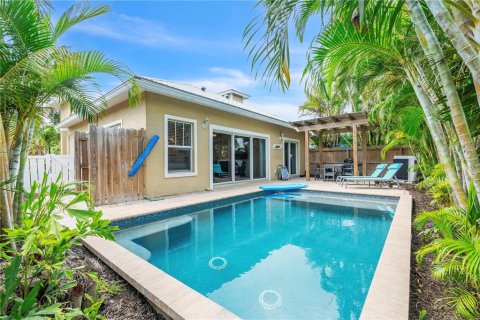 House in Holmes Beach, Florida 3 bedrooms, 144.18 sq.m. № 2116798 - photo 3