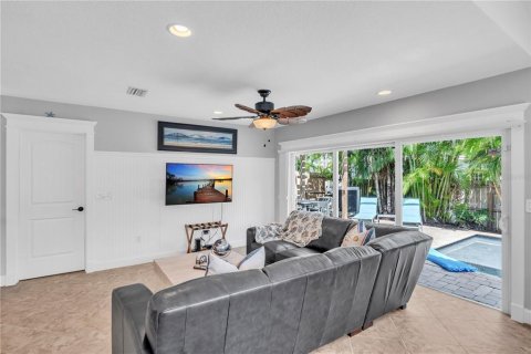 House in Holmes Beach, Florida 3 bedrooms, 144.18 sq.m. № 2116798 - photo 11