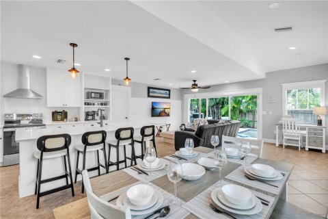 House in Holmes Beach, Florida 3 bedrooms, 144.18 sq.m. № 2116798 - photo 6