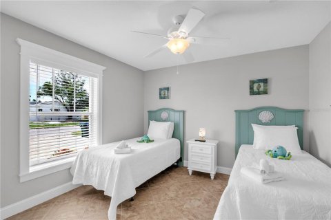 House in Holmes Beach, Florida 3 bedrooms, 144.18 sq.m. № 2116798 - photo 26