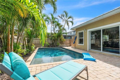 House in Holmes Beach, Florida 3 bedrooms, 144.18 sq.m. № 2116798