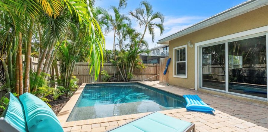 House in Holmes Beach, Florida 3 bedrooms, 144.18 sq.m. № 2116798