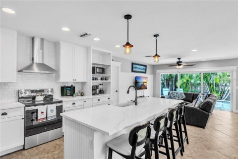 House in Holmes Beach, Florida 3 bedrooms, 144.18 sq.m. № 2116798 - photo 4