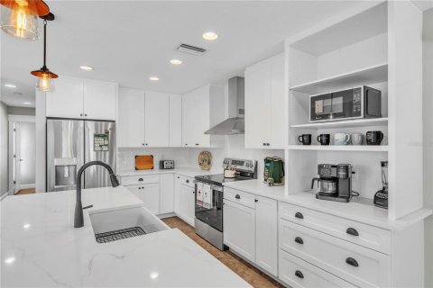 House in Holmes Beach, Florida 3 bedrooms, 144.18 sq.m. № 2116798 - photo 13