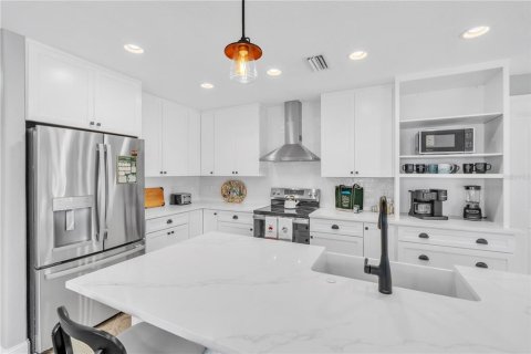 House in Holmes Beach, Florida 3 bedrooms, 144.18 sq.m. № 2116798 - photo 14