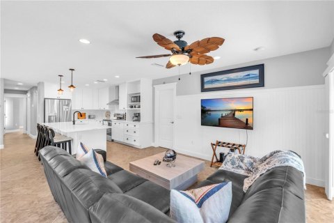 House in Holmes Beach, Florida 3 bedrooms, 144.18 sq.m. № 2116798 - photo 12