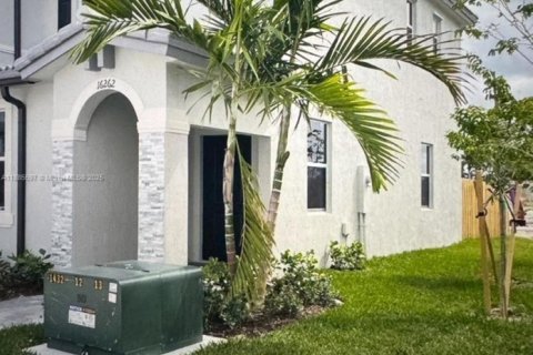 Снять в аренду таунхаус в Хомстед, Флорида 3 спальни, 123.37м2, № 1937340 - фото 1