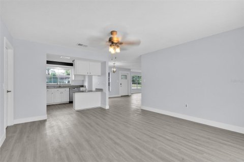 House in Maitland, Florida 4 bedrooms, 154.59 sq.m. № 1673327 - photo 11