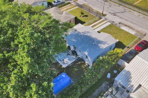 House in Miami, Florida 2 bedrooms, 73.86 sq.m. № 2000485 - photo 24