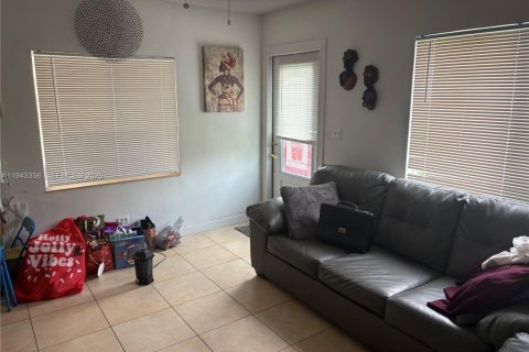 Casa en venta en Miami, Florida, 2 dormitorios, 73.86 m2 № 2000485 - foto 2