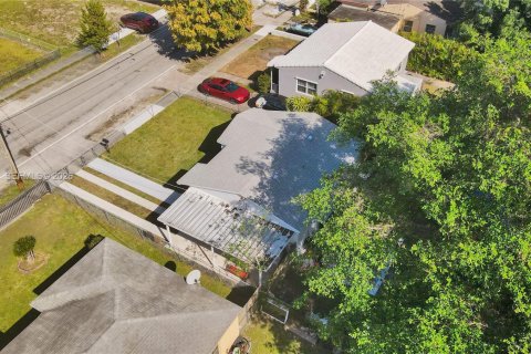 House in Miami, Florida 2 bedrooms, 73.86 sq.m. № 2000485 - photo 25