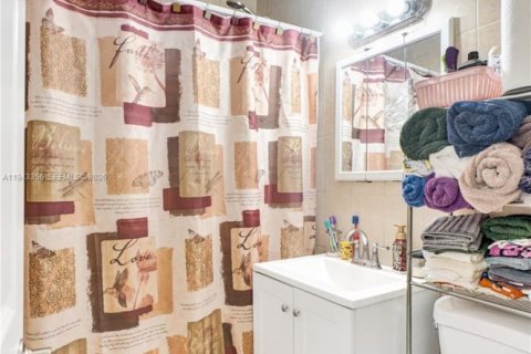 House in Miami, Florida 2 bedrooms, 73.86 sq.m. № 2000485 - photo 18