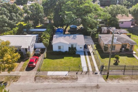 House in Miami, Florida 2 bedrooms, 73.86 sq.m. № 2000485 - photo 27