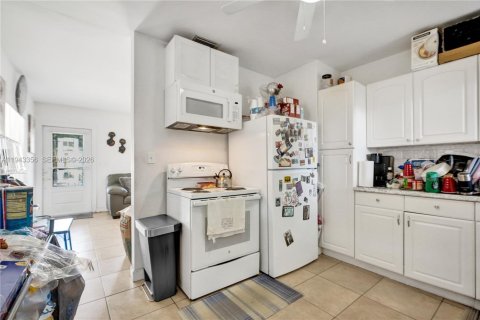 House in Miami, Florida 2 bedrooms, 73.86 sq.m. № 2000485 - photo 9