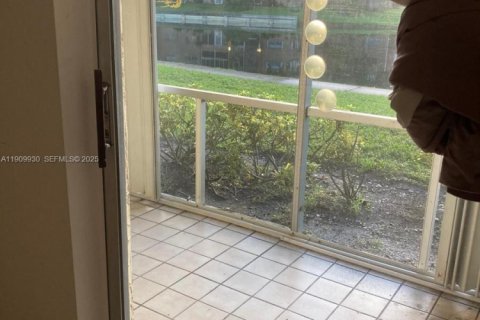 Condo in Tamarac, Florida, 2 bedrooms  № 2082175 - photo 12