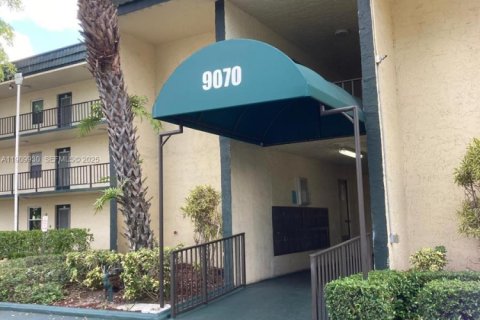 Condo in Tamarac, Florida, 2 bedrooms  № 2082175 - photo 11