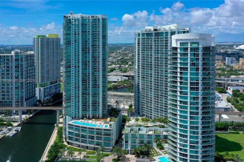 Condominio en alquiler en Miami, Florida, 2 dormitorios, 104.89 m2 № 1951972 - foto 1