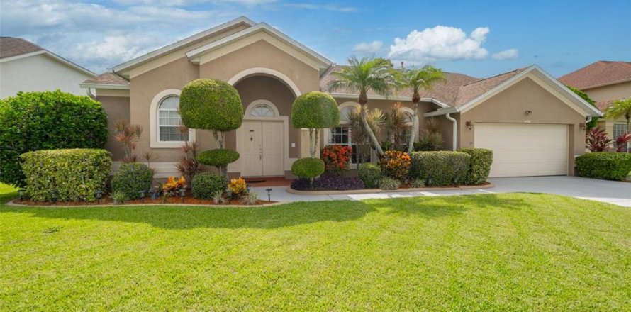 House in Melbourne, Florida 4 bedrooms, 199.18 sq.m. № 1815441