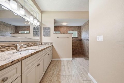 House in Weeki Wachee, Florida 3 bedrooms, 215.07 sq.m. № 2220399 - photo 12