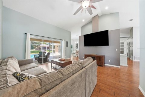 House in Weeki Wachee, Florida 3 bedrooms, 215.07 sq.m. № 2220399 - photo 8