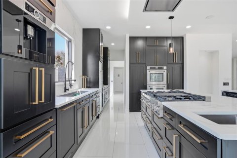 House in Tampa, Florida 6 bedrooms, 629.97 sq.m. № 2214332 - photo 14
