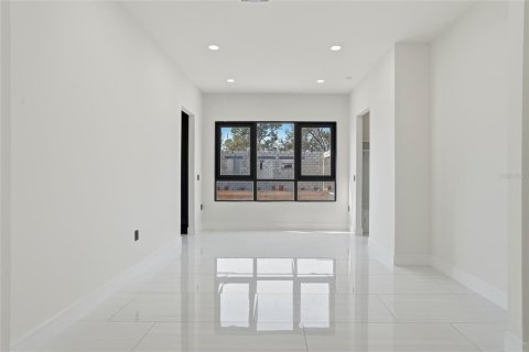 House in Tampa, Florida 6 bedrooms, 629.97 sq.m. № 2214332 - photo 25