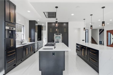 House in Tampa, Florida 6 bedrooms, 629.97 sq.m. № 2214332 - photo 17