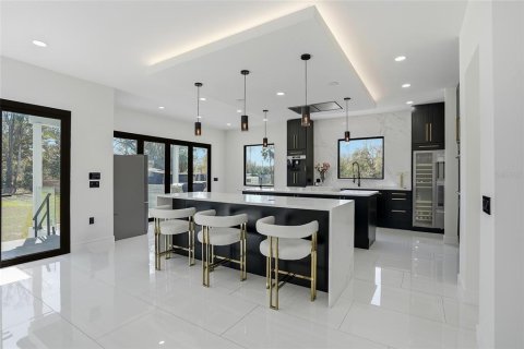 House in Tampa, Florida 6 bedrooms, 629.97 sq.m. № 2214332 - photo 11
