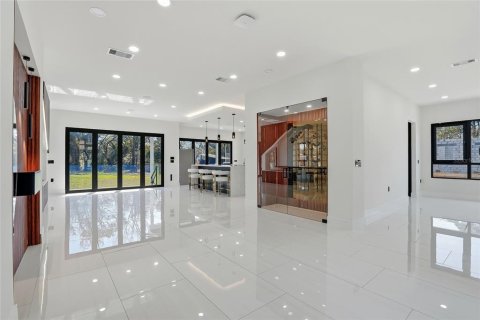 House in Tampa, Florida 6 bedrooms, 629.97 sq.m. № 2214332 - photo 7