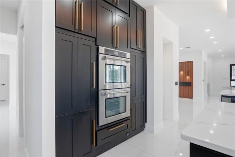 House in Tampa, Florida 6 bedrooms, 629.97 sq.m. № 2214332 - photo 16
