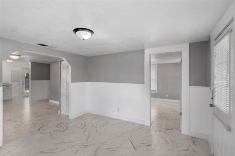 House in Sanford, Florida 4 bedrooms, 124.02 sq.m. № 1854075 - photo 4