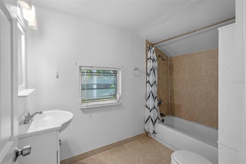 House in Sanford, Florida 4 bedrooms, 124.02 sq.m. № 1854075 - photo 10