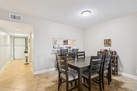 Condo in Lake Worth, Florida, 2 bedrooms  № 2002655 - photo 17