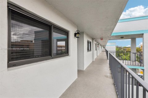Condo in Lake Worth, Florida, 2 bedrooms  № 2002655 - photo 5