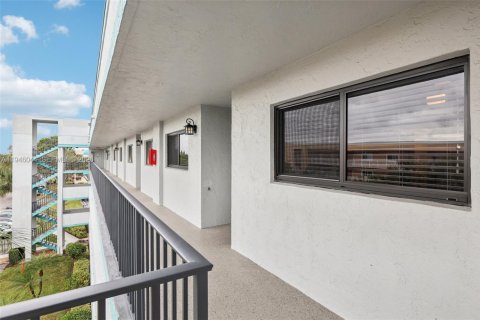 Condo in Lake Worth, Florida, 2 bedrooms  № 2002655 - photo 3
