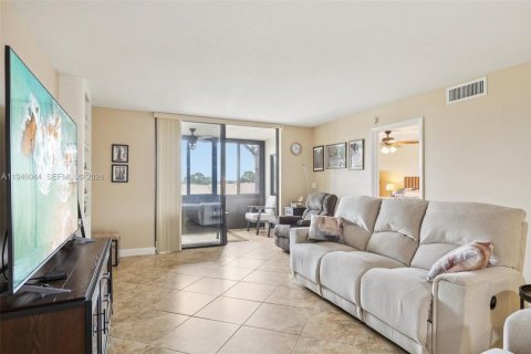 Condo in Lake Worth, Florida, 2 bedrooms  № 2002655 - photo 11