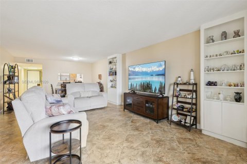 Condo in Lake Worth, Florida, 2 bedrooms  № 2002655 - photo 13